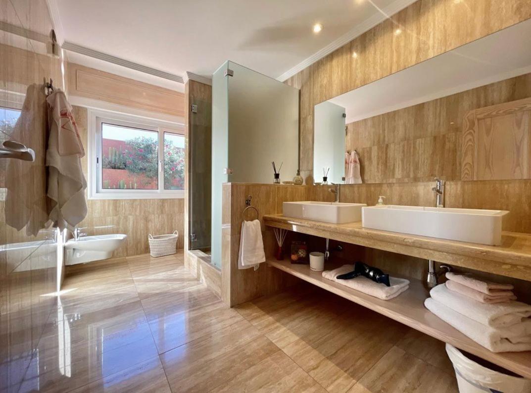 Villa Amorio A Spacious Modern Getaway With A Private Heated Pool & Sea Views Costa Adeje  Exterior photo