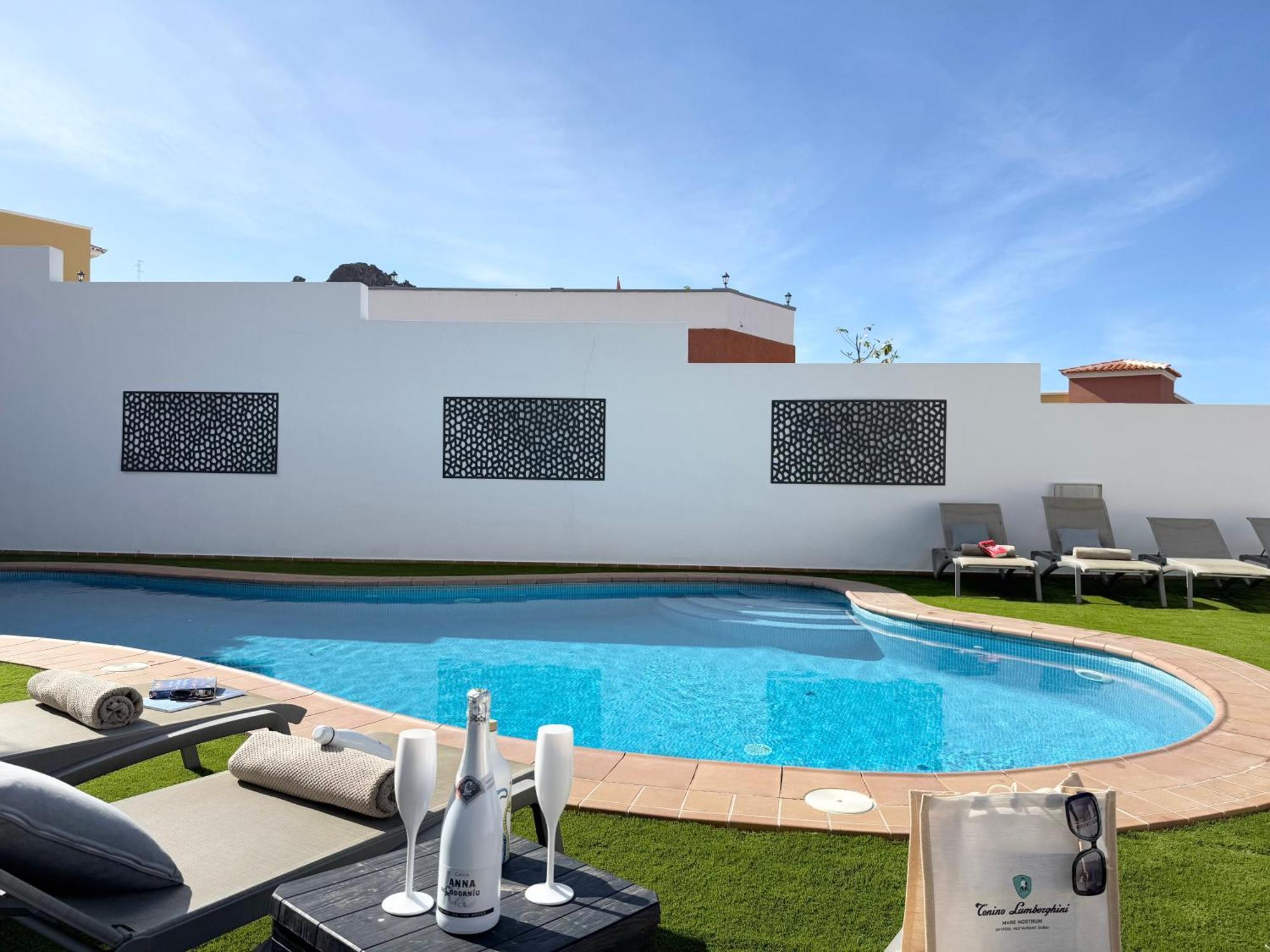 Villa Amorio A Spacious Modern Getaway With A Private Heated Pool & Sea Views Costa Adeje  Exterior photo